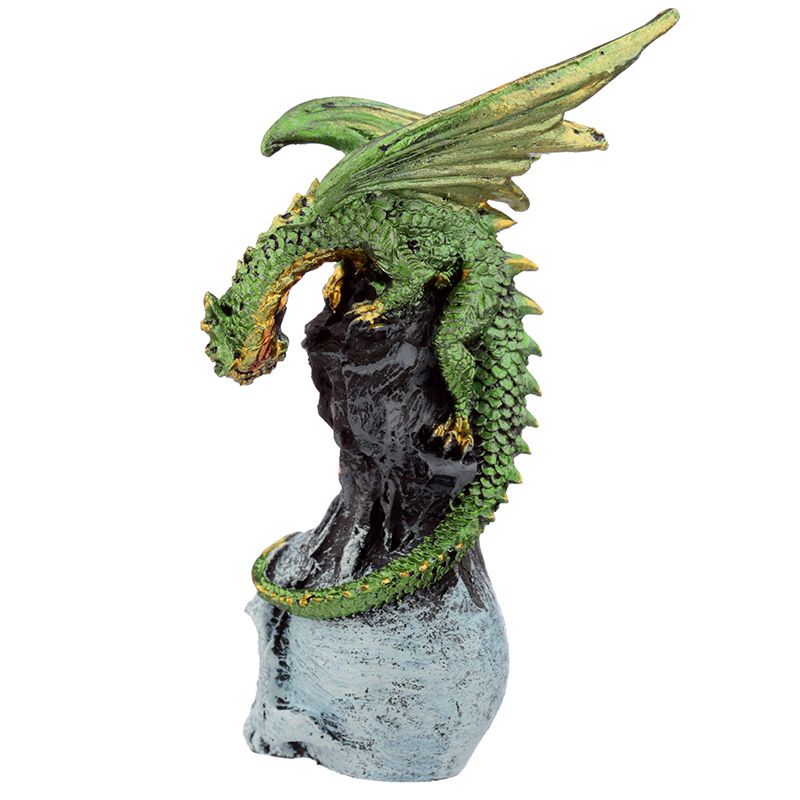 Dragón protector sobre calavera
