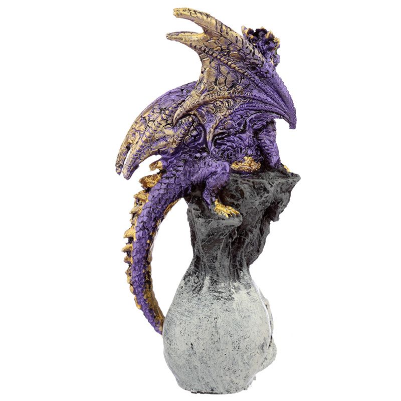 Dragón protector sobre calavera