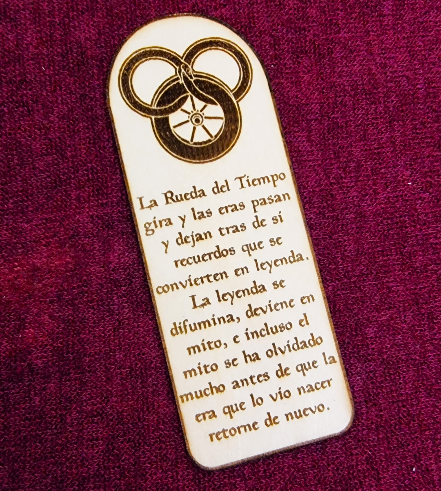 Marcapáginas de madera "La Rueda del Tiempo gira y las eras pasan"