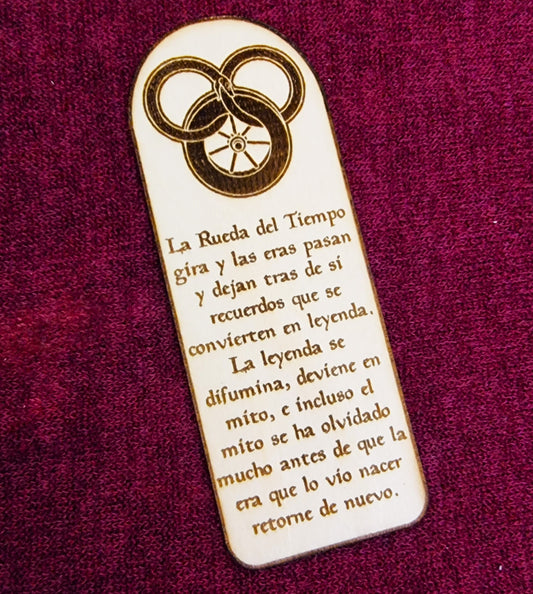 Marcapáginas de madera "La Rueda del Tiempo gira y las eras pasan"