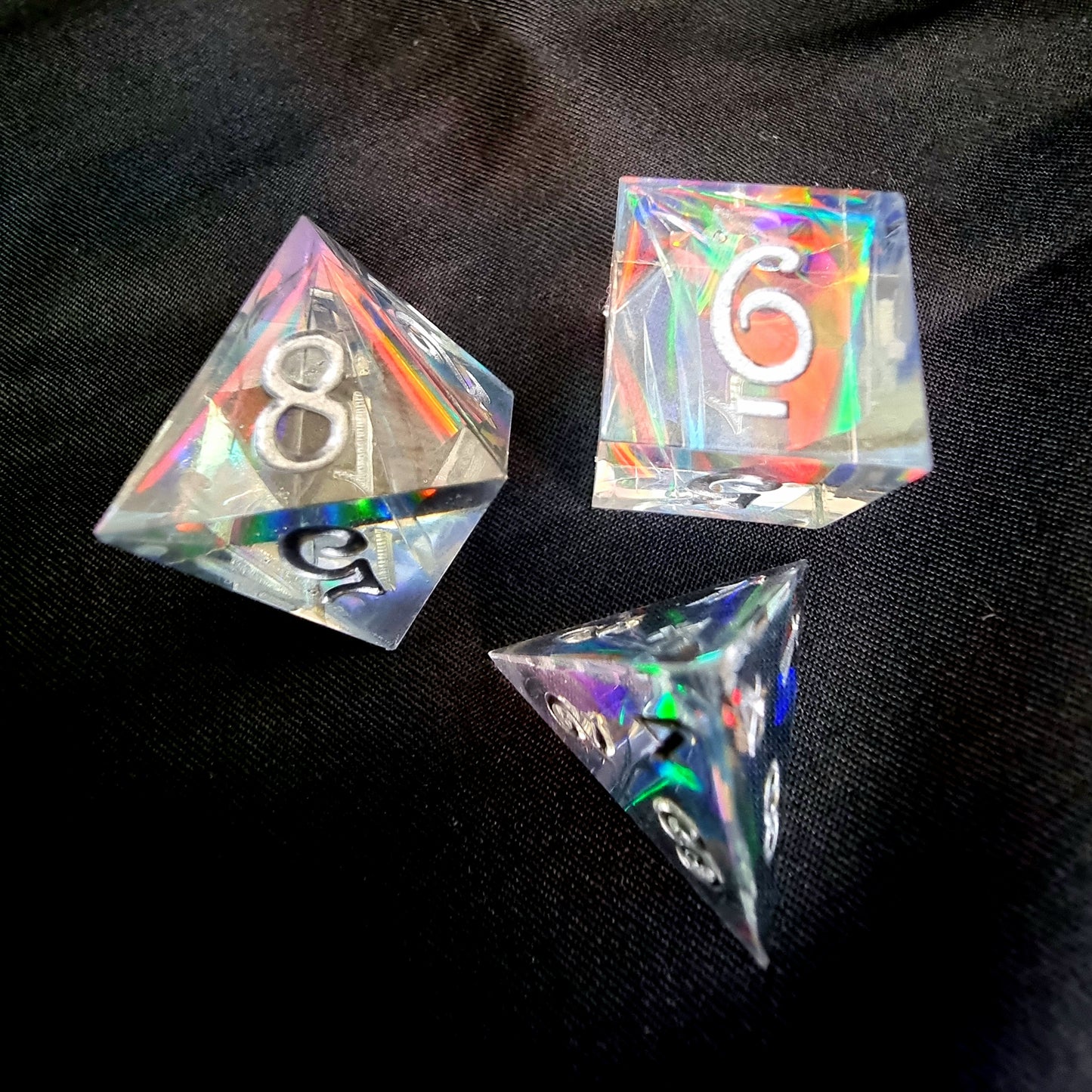 Dados "Hebras del Destino: Reflejos Arcoiris"