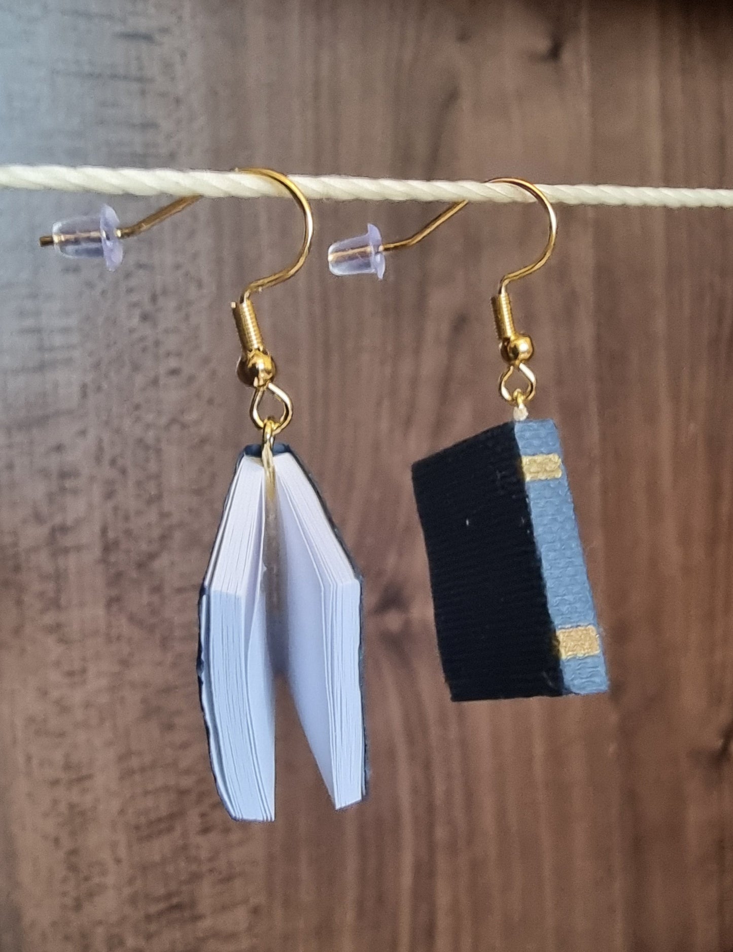 Pendientes con forma de libro hechos de acero y papel