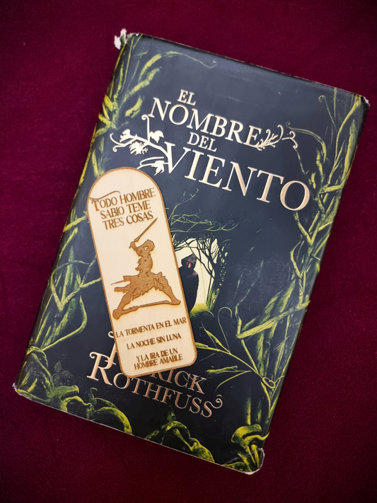 Marcapáginas de madera "El Temor de un Hombre Sabio"
