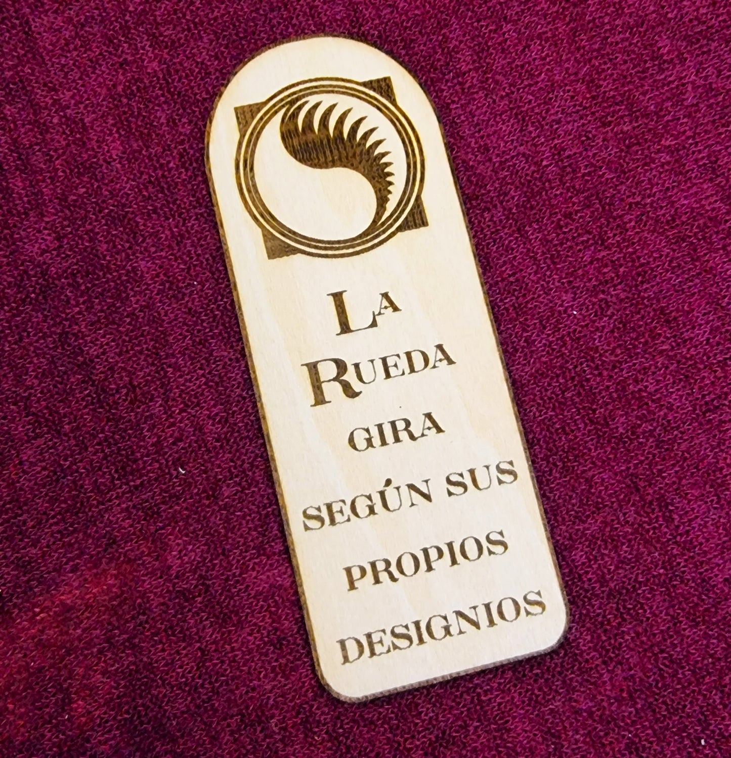 Marcapáginas de madera "La Rueda del Tiempo: Aes Sedai"