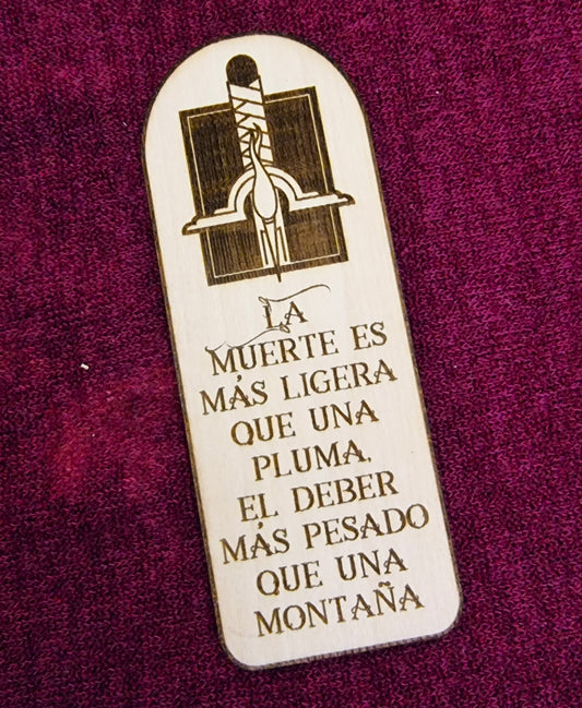 Marcapáginas de madera "La Rueda del Tiempo: la Muerte es más Ligera que una Pluma"