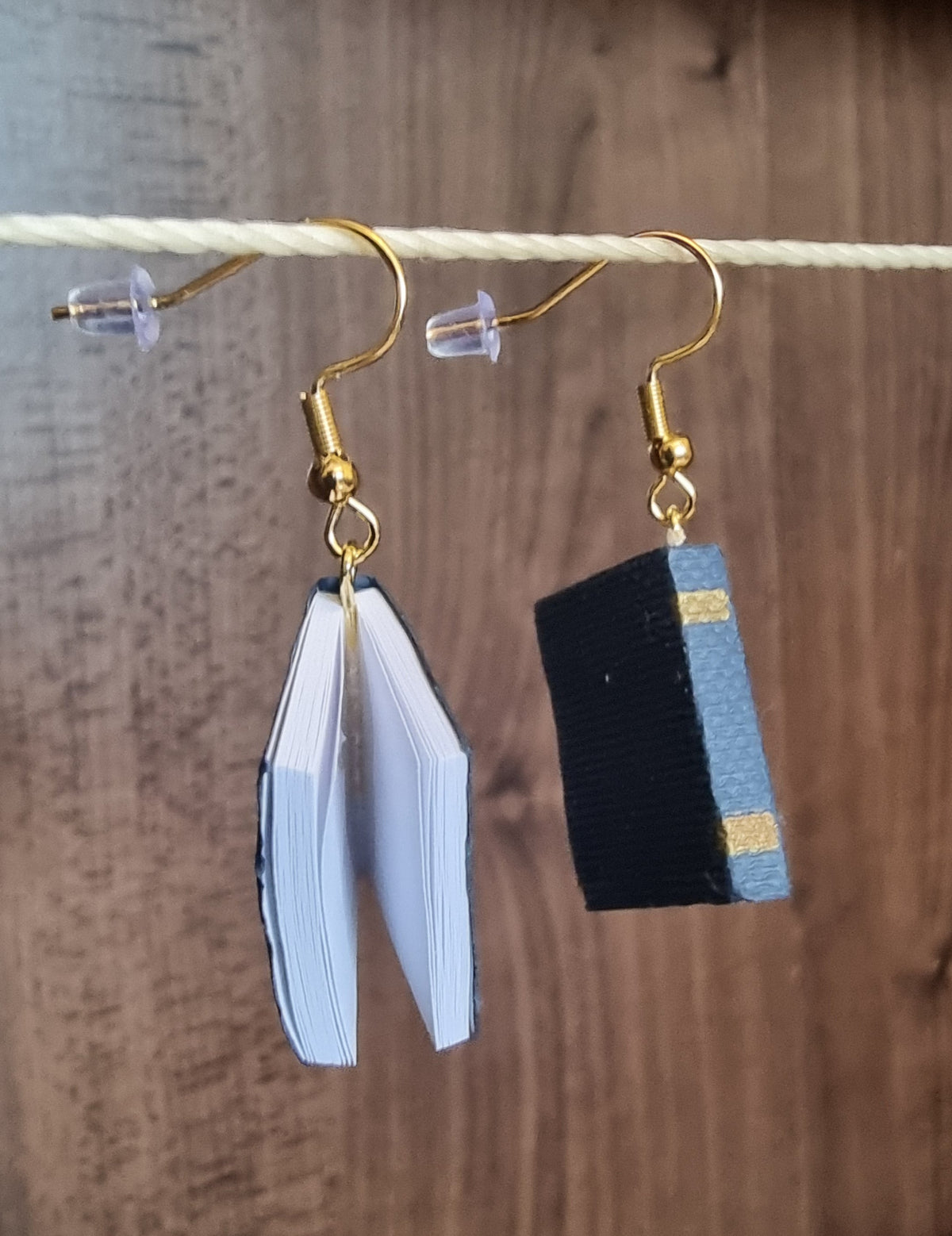 Pendientes con forma de libro hechos de acero y papel