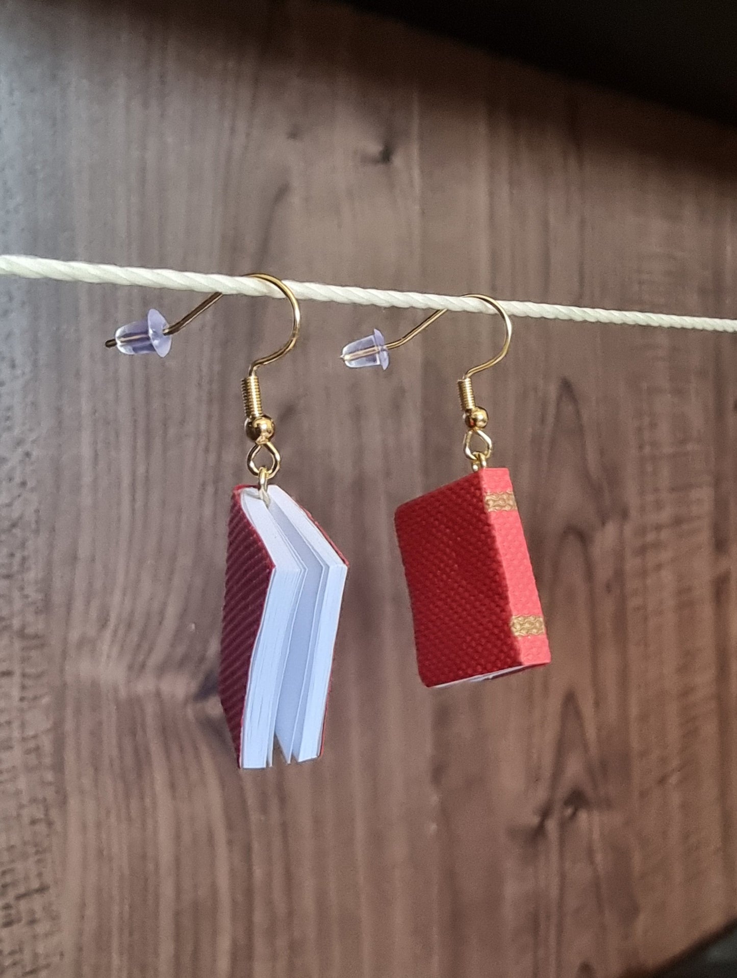 Pendientes con forma de libro hechos de acero y papel