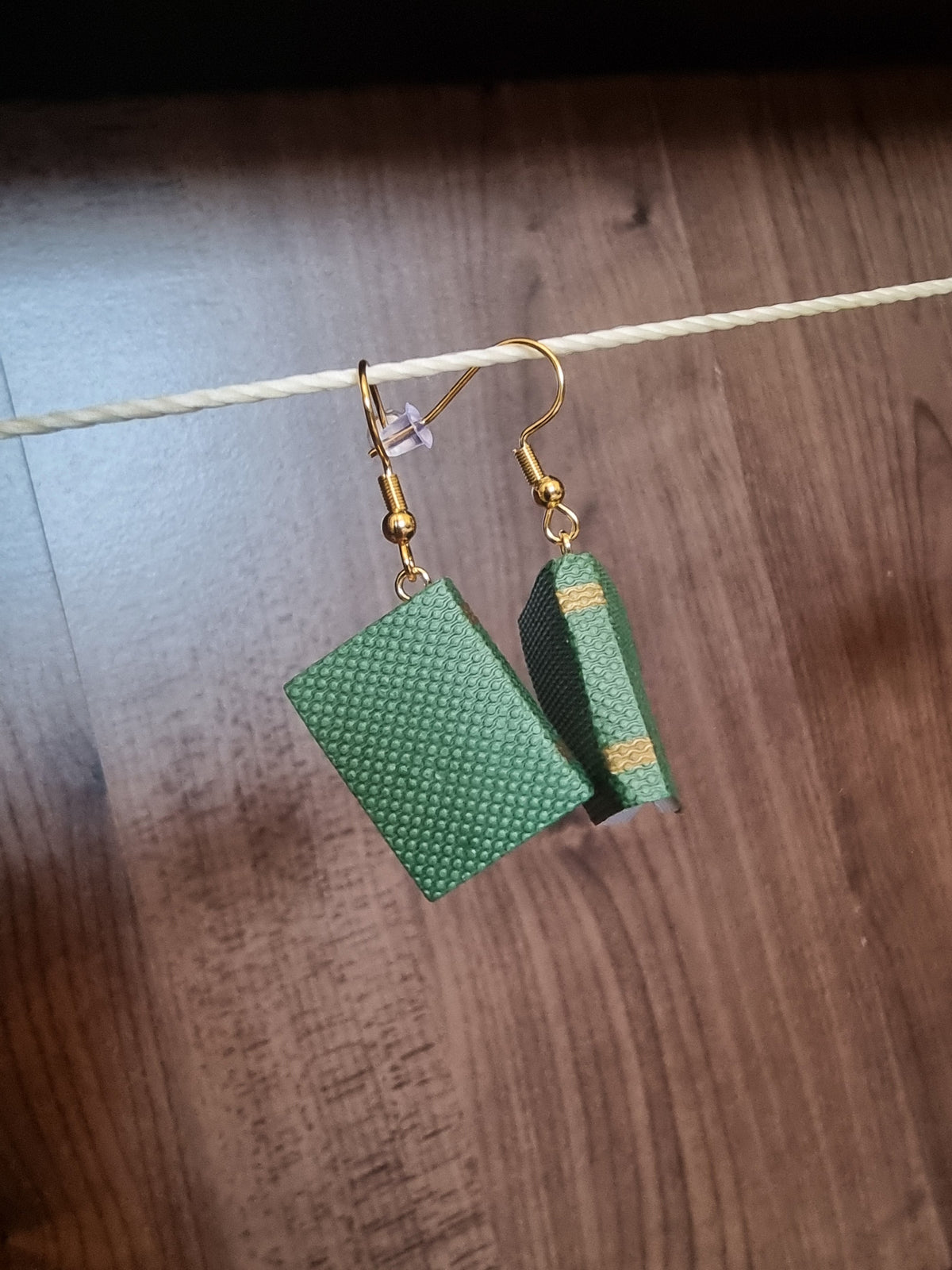 Pendientes con forma de libro hechos de acero y papel