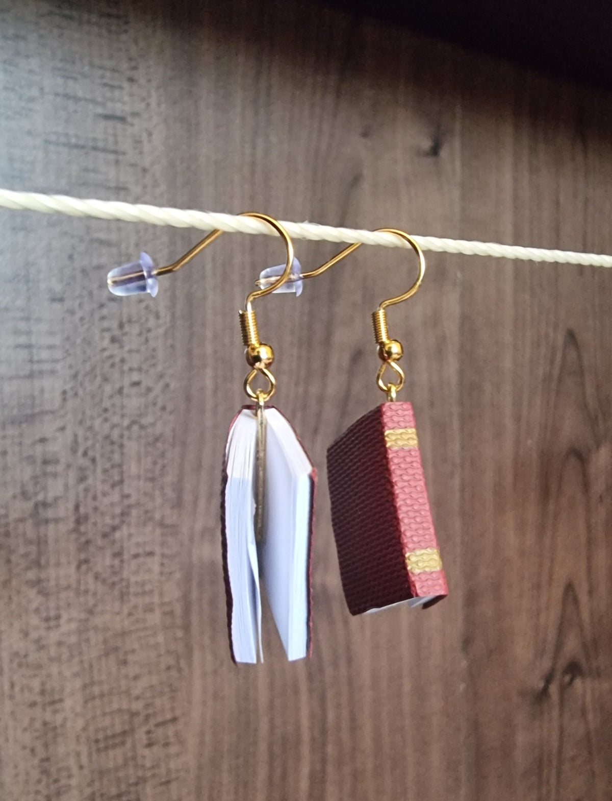 Pendientes con forma de libro hechos de acero y papel